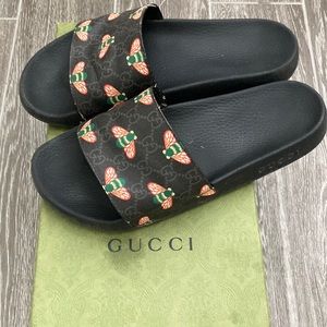 gucci flip flops